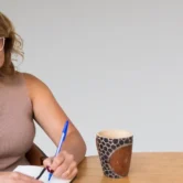 Sugestao: Mulher refletindo sobre metas do ano e neurociencia, com foco em cuidar da base para uma estrategia sustentavel.