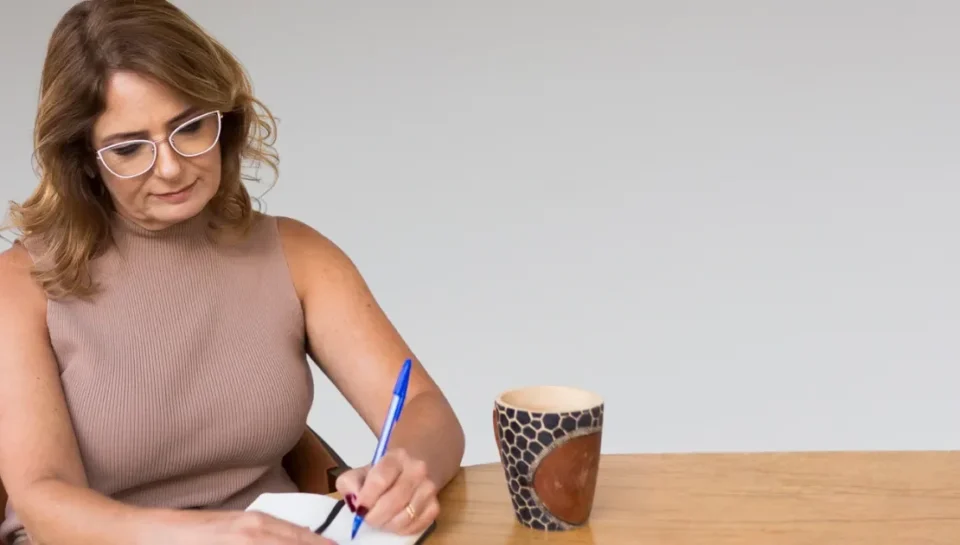 Sugestao: Mulher refletindo sobre metas do ano e neurociencia, com foco em cuidar da base para uma estrategia sustentavel.
