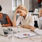 seguranca-psicologica-no-trabalho-riscos-e-impactos-capa Segurança psicológica no trabalho: capa do artigo sobre por que ambientes emocionalmente inseguros adoecem pessoas e negócios