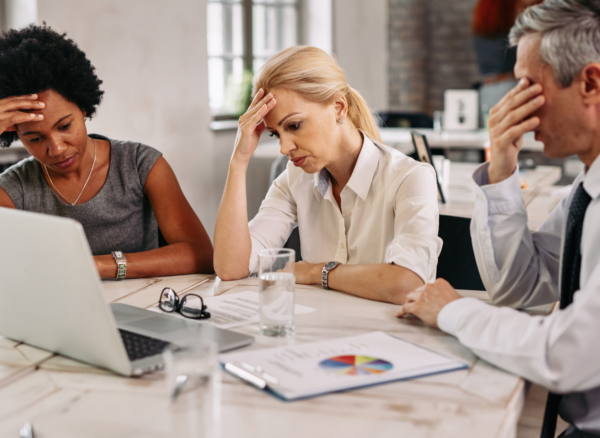 seguranca-psicologica-no-trabalho-riscos-e-impactos-capa Segurança psicológica no trabalho: capa do artigo sobre por que ambientes emocionalmente inseguros adoecem pessoas e negócios