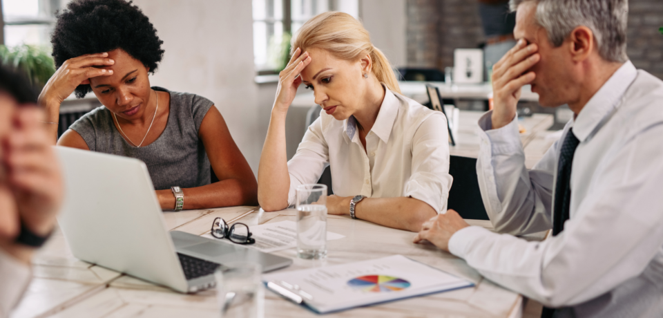 Segurança psicológica no trabalho: capa do artigo sobre por que ambientes emocionalmente inseguros adoecem pessoas e negócios