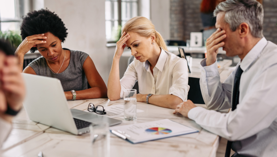 Segurança psicológica no trabalho: capa do artigo sobre por que ambientes emocionalmente inseguros adoecem pessoas e negócios